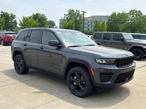 2025 Jeep Grand Cherokee Laredo