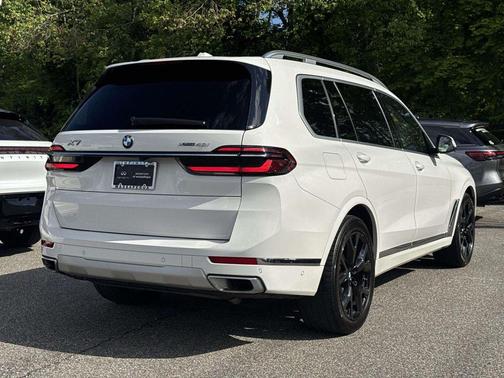 Alpine White 2024 BMW X7 xDrive40i