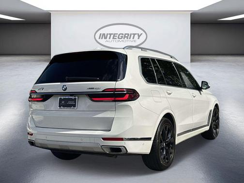 Alpine White 2024 BMW X7 xDrive40i