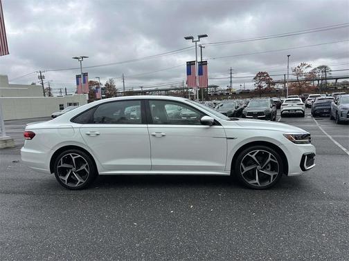 2022 Volkswagen Passat 2.0T R-Line