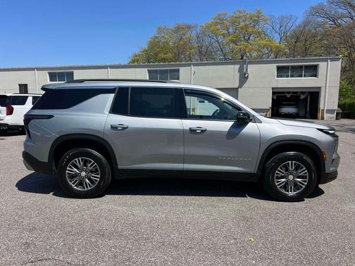 Sterling Gray Metallic 2024 Chevrolet Traverse LT