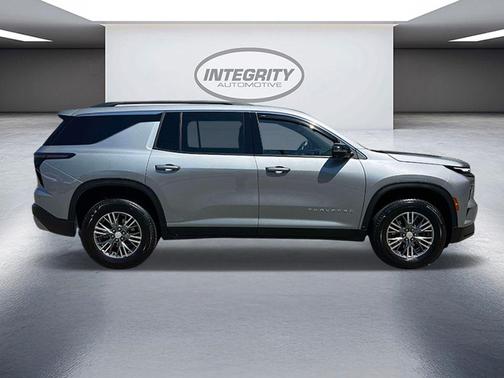 Sterling Gray Metallic 2024 Chevrolet Traverse LT