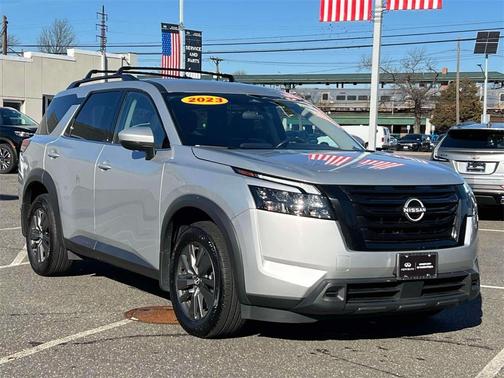 2023 Nissan Pathfinder SV