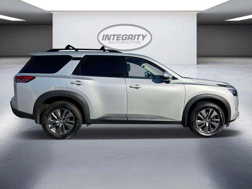 2023 Nissan Pathfinder SV