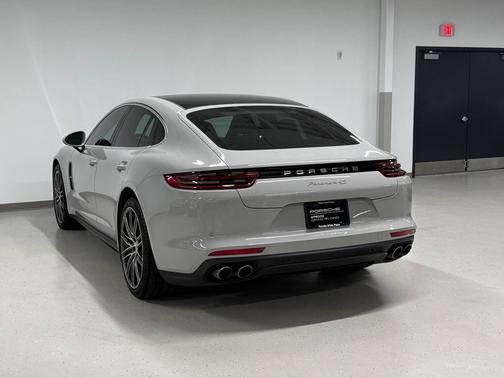 2017 Porsche Panamera 