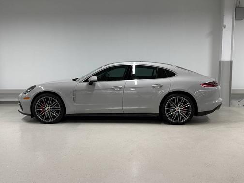2017 Porsche Panamera 