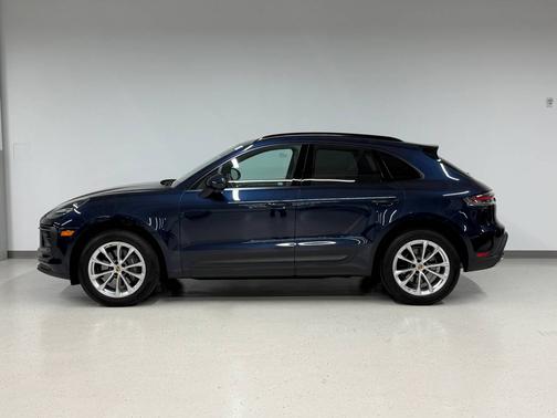 Night Blue Metallic 2022 Porsche Macan