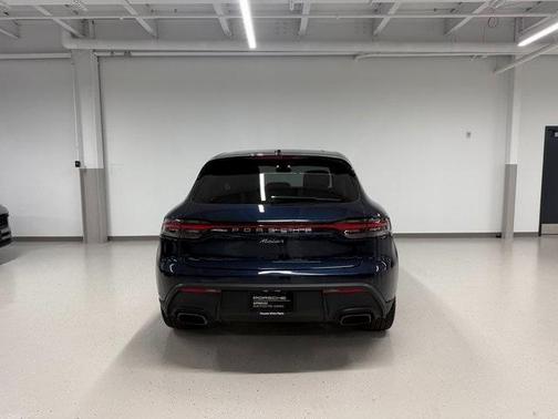 2022 Porsche Macan Base