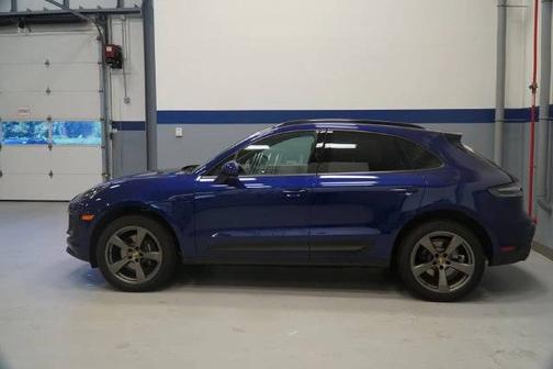Gentian Blue Metallic 2026 Porsche Macan
