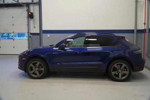 Gentian Blue Metallic 2026 Porsche Macan