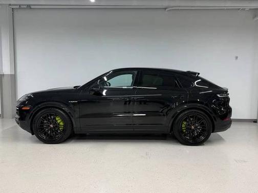 Chromite Black Metallic 2026 Porsche Cayenne