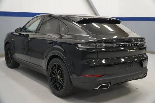Chromite Black Metallic 2026 Porsche Cayenne