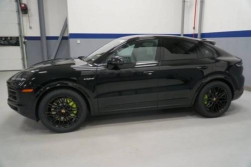 Chromite Black Metallic 2026 Porsche Cayenne