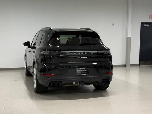 Chromite Black Metallic 2025 Porsche Cayenne