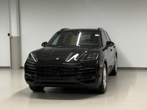 Chromite Black Metallic 2025 Porsche Cayenne