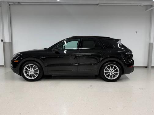 Chromite Black Metallic 2025 Porsche Cayenne