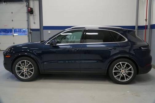 Algarve Blue Metallic 2026 Porsche Cayenne