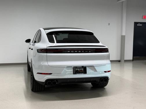 Carrara White Metallic 2026 Porsche Cayenne