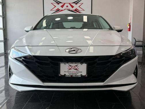 White 2022 Hyundai ELANTRA SEL