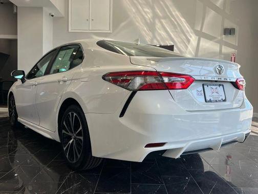White 2019 Toyota Camry SE