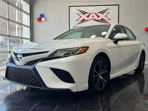 White 2019 Toyota Camry SE