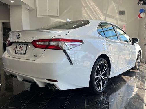 White 2019 Toyota Camry SE