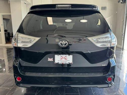 Black 2017 Toyota Sienna SE Premium