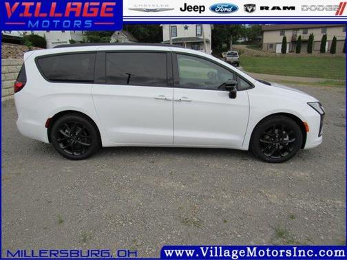 Bright White Clearcoat 2027 Chrysler Pacifica LIMITED