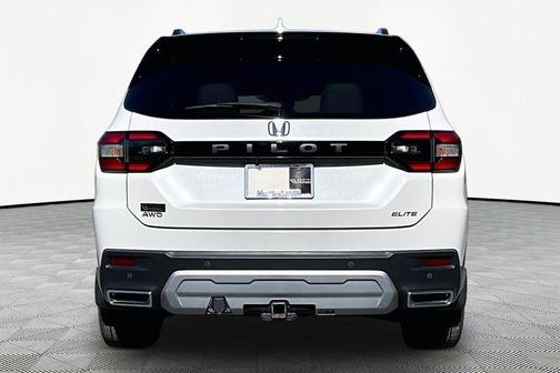 Platinum White Pearl 2023 Honda Pilot AWD Elite