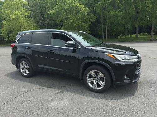Midnight Black Metallic 2017 Toyota Highlander Limited