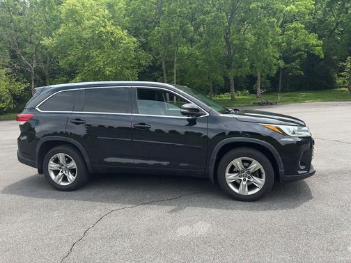 Midnight Black Metallic 2017 Toyota Highlander Limited