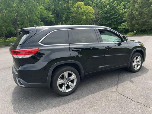 Midnight Black Metallic 2017 Toyota Highlander Limited