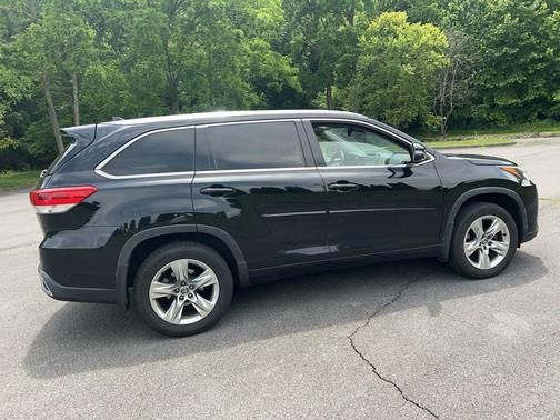 Midnight Black Metallic 2017 Toyota Highlander Limited