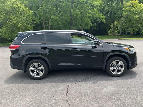 Midnight Black Metallic 2017 Toyota Highlander Limited