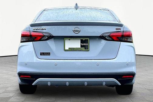 Gray Sky Pearl 2023 Nissan Versa 1.6 S