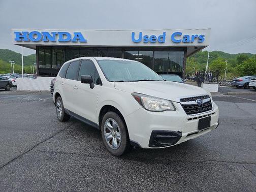 Crystal White Pearl 2017 Subaru Forester 2.5i