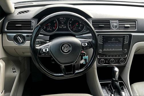 2017 Volkswagen Passat 1.8T R-Line w/Comfort