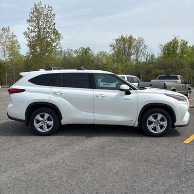 Blizzard Pearl 2021 Toyota Highlander Hybrid LE