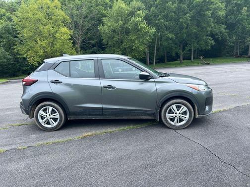 Gun Metallic 2024 Nissan Kicks S