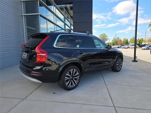 2022 Volvo XC90 T5 Momentum 7 Passenger