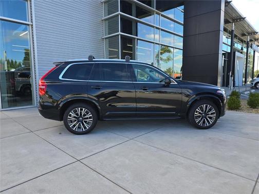 2022 Volvo XC90 T5 Momentum 7 Passenger