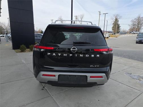 2022 Nissan Pathfinder SL