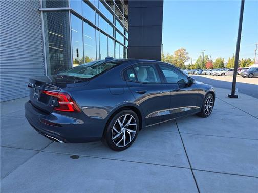 2020 Volvo S60 T5 Momentum