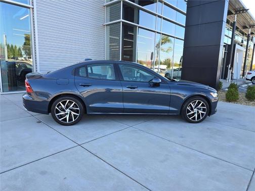 2020 Volvo S60 T5 Momentum