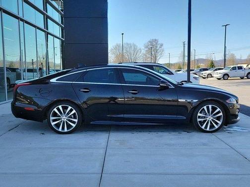 Photo 3 of 42 of 2017 Jaguar XJ XJ R-Sport