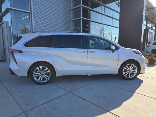 2024 Toyota Sienna Platinum 7 Passenger