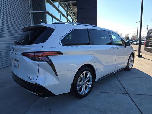 2024 Toyota Sienna Platinum 7 Passenger
