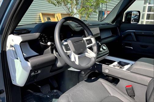 2025 Land Rover Defender 110 P300