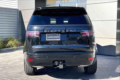 Santorini Black 2026 Land Rover Discovery Dynamic SE