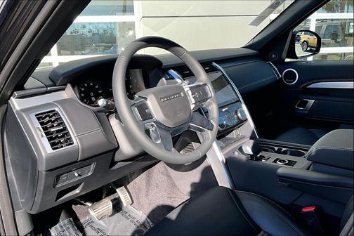 Santorini Black 2026 Land Rover Discovery Dynamic SE